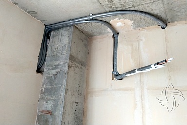 Укладка коммуникаций для кондиционера на стадии ремонта помещения